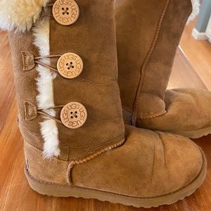 Ugg Bailey Button EUC size 6